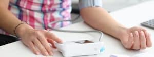 femme utilisation tensiometre bureau
