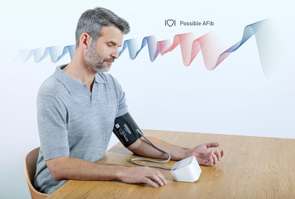 homme utiliser un tensiomètre Omron X4 Connect AFib